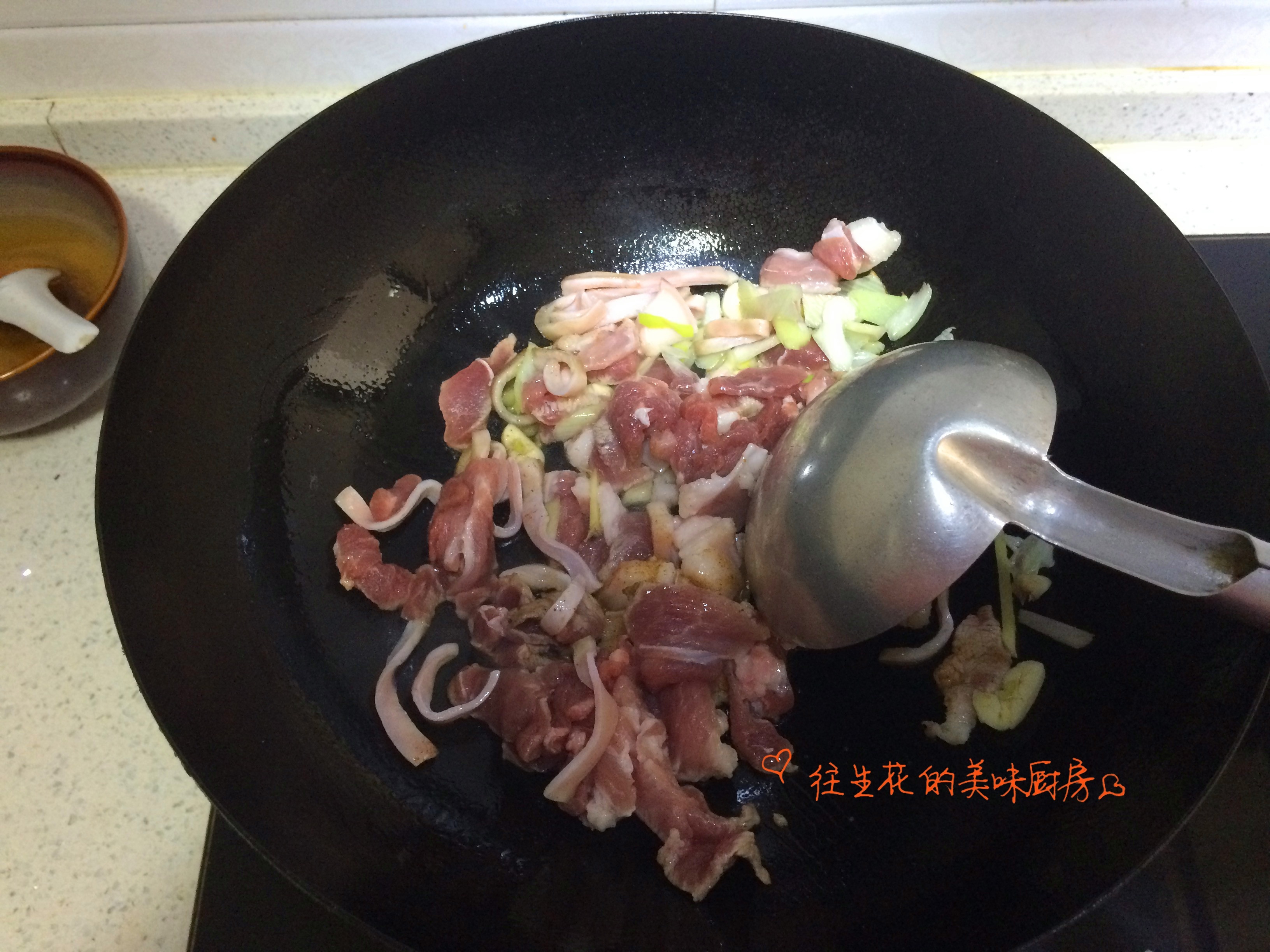 黃豆芽炒肉的做法 步骤2