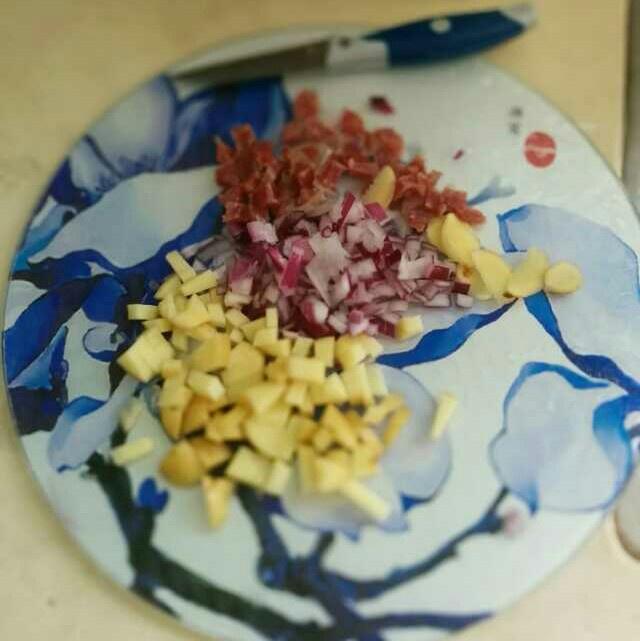 臘腸丁香魚土豆洋蔥炒飯的做法 步骤1
