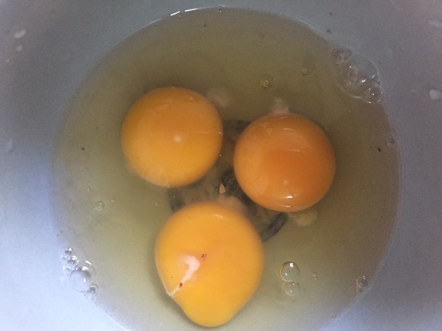 Bonnie私房菜——我不信我煎不出完整的雞蛋的做法 步骤1