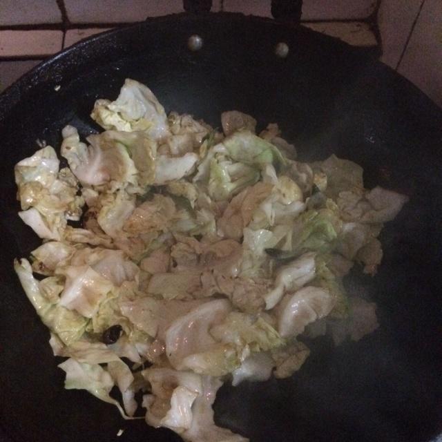 干鍋包菜的做法 步骤3