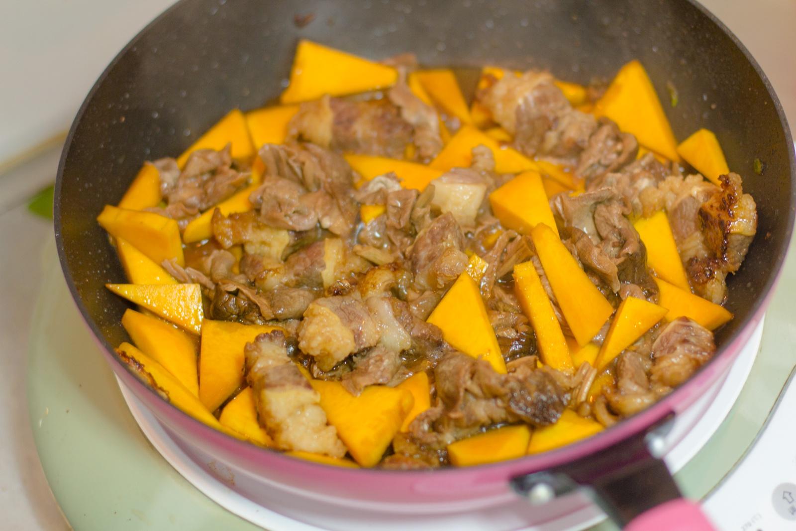 南瓜牛肉燜飯的做法 步骤5
