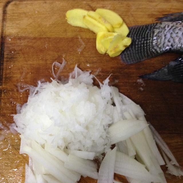 蘿卜絲鯽魚奶白湯的做法 步骤2