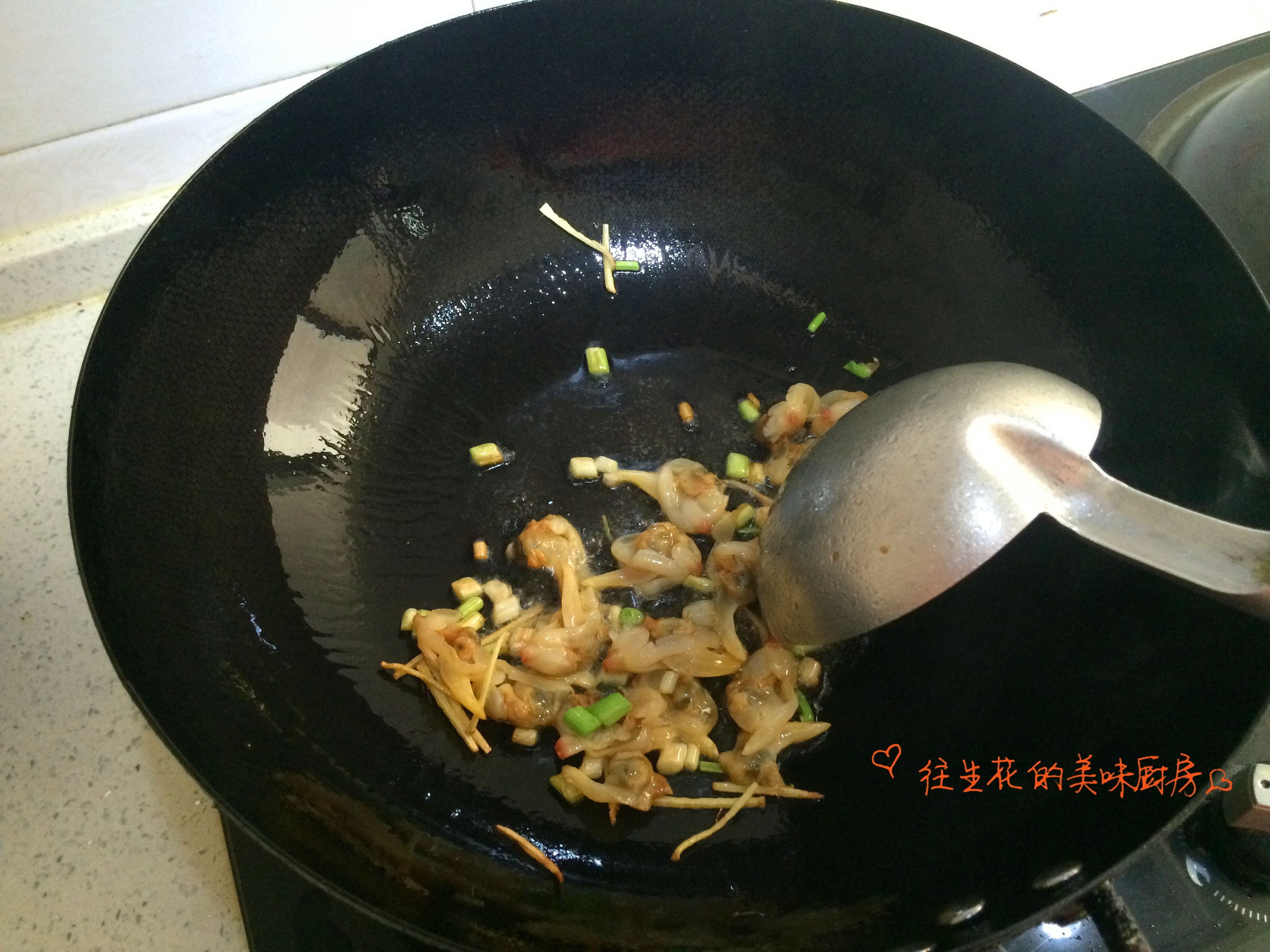蛤蜊干木耳燒小油菜的做法 步骤2