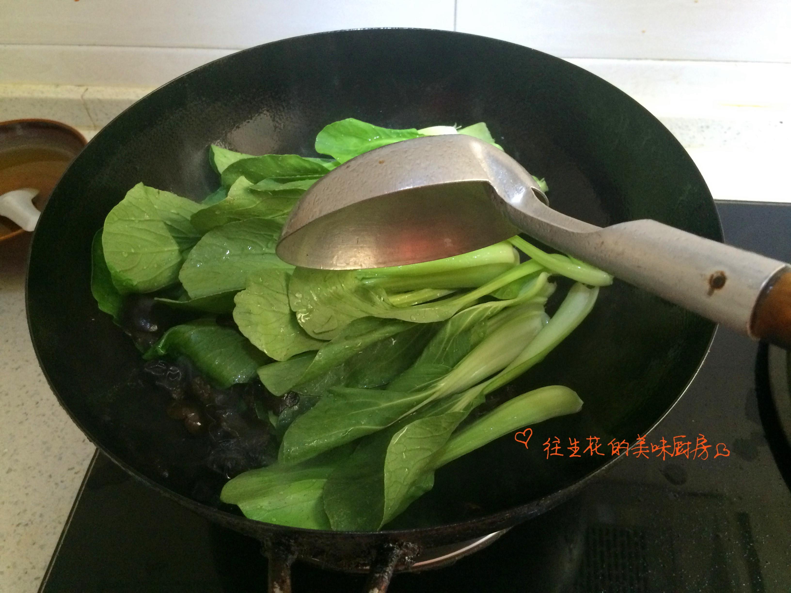 蛤蜊干木耳燒小油菜的做法 步骤3