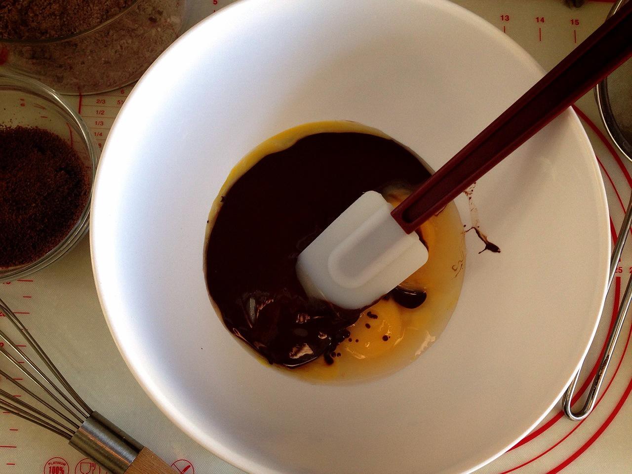苦巧克力加可可豆碎粒戚風蛋糕【Bitterchocolate&Cacaonib Chiffon Cake】的做法 步骤3