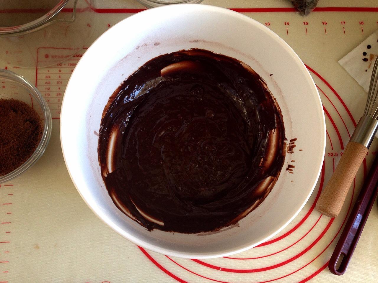 苦巧克力加可可豆碎粒戚風蛋糕【Bitterchocolate&Cacaonib Chiffon Cake】的做法 步骤4