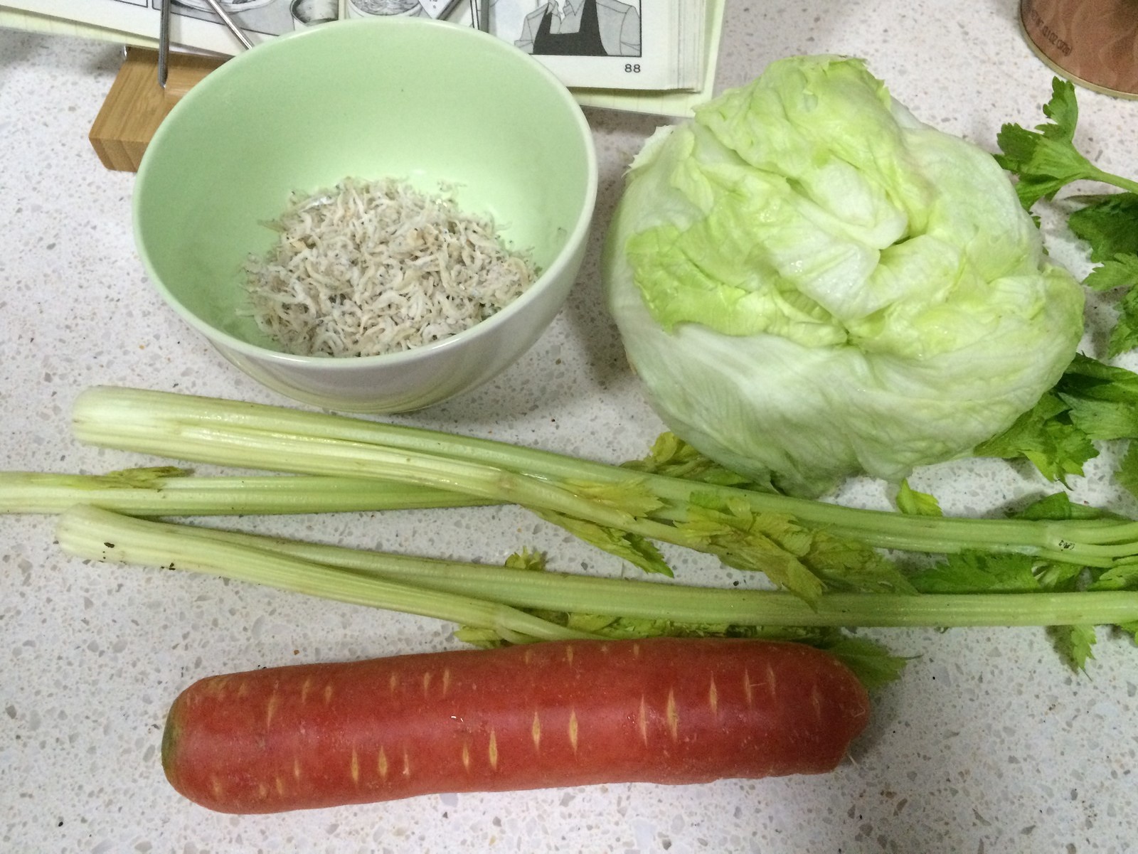 《昨日的美食》之加了紅蘿卜和芹菜的香酥吻仔魚沙拉的做法 步骤2