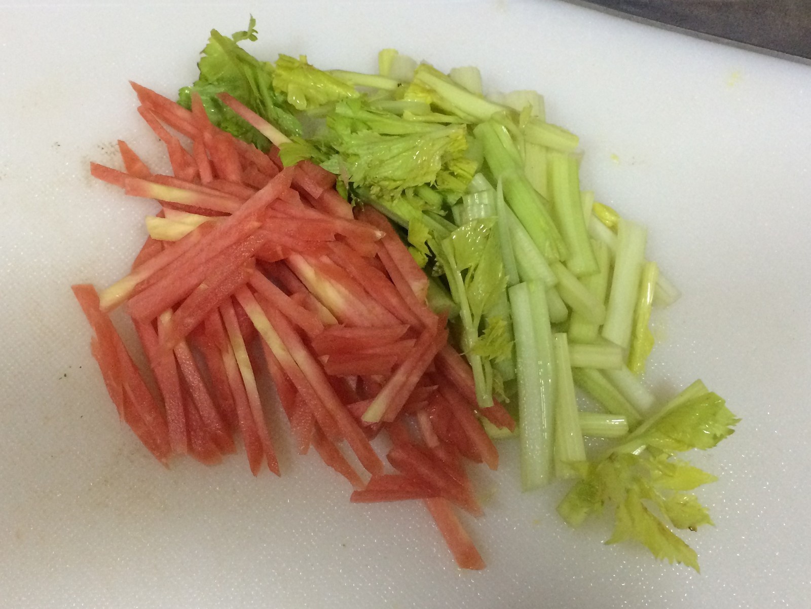 《昨日的美食》之加了紅蘿卜和芹菜的香酥吻仔魚沙拉的做法 步骤4