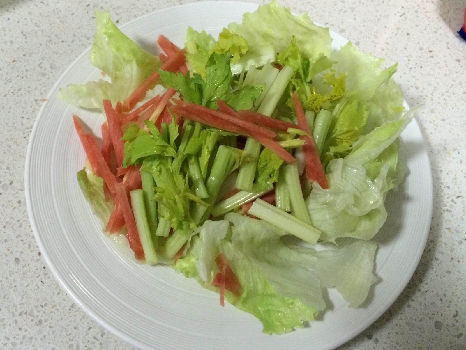 《昨日的美食》之加了紅蘿卜和芹菜的香酥吻仔魚沙拉的做法 步骤5