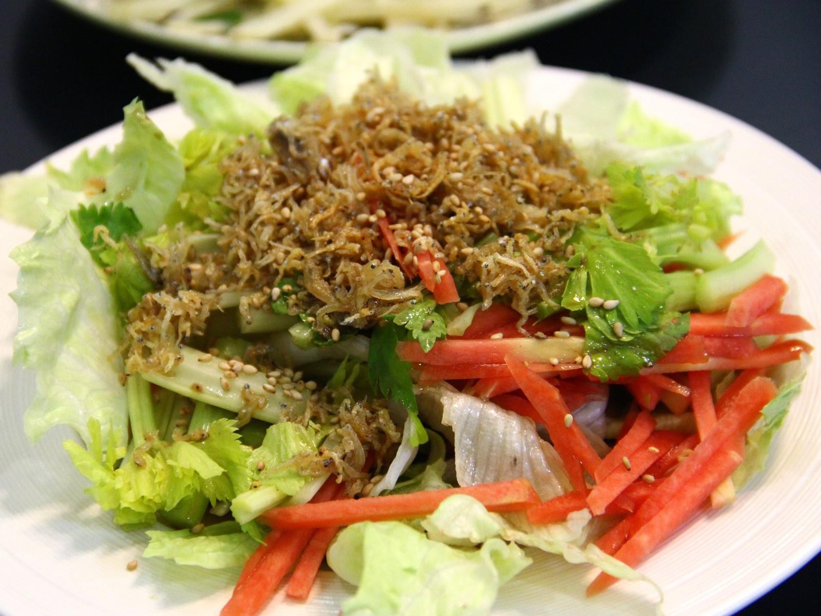 《昨日的美食》之加了紅蘿卜和芹菜的香酥吻仔魚沙拉的做法 步骤9