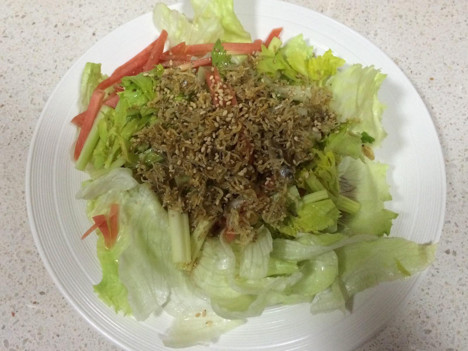 《昨日的美食》之加了紅蘿卜和芹菜的香酥吻仔魚沙拉的做法 步骤8