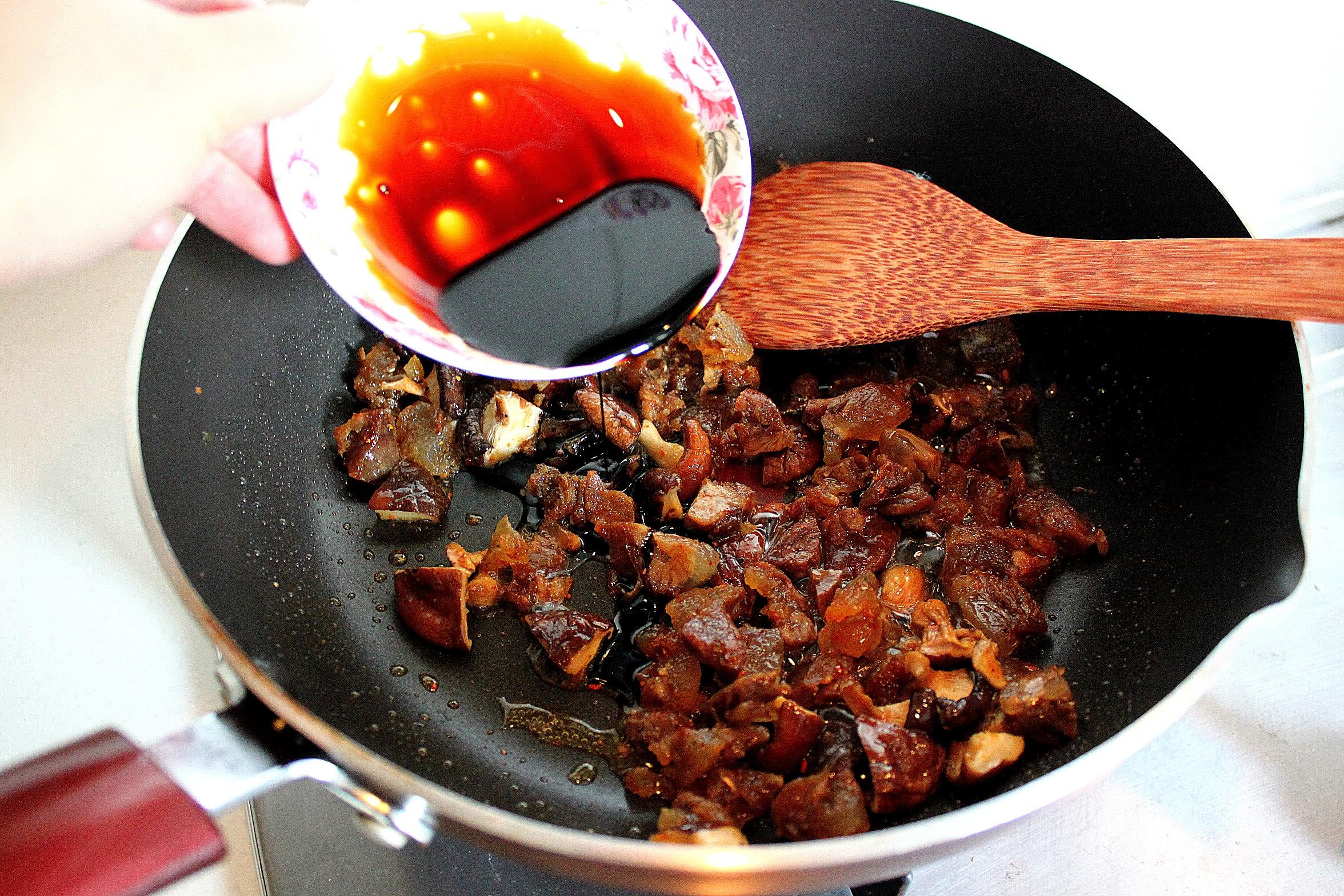 冬菇辣腸燜飯的做法 步骤5