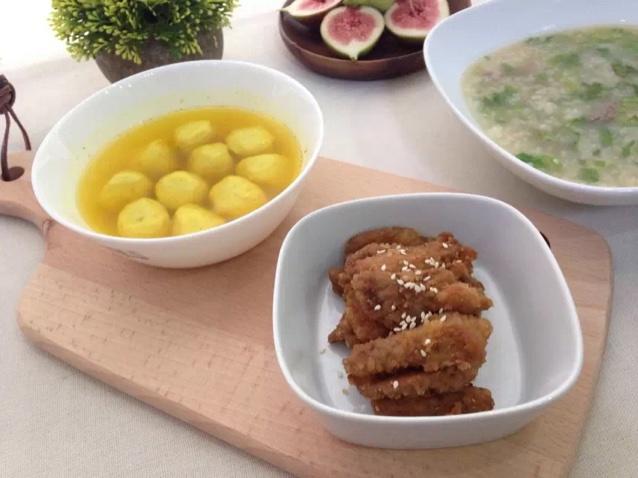 20141105早餐︰咖喱魚丸湯，牛肉蔬菜粥，面包里脊。的做法 步骤2
