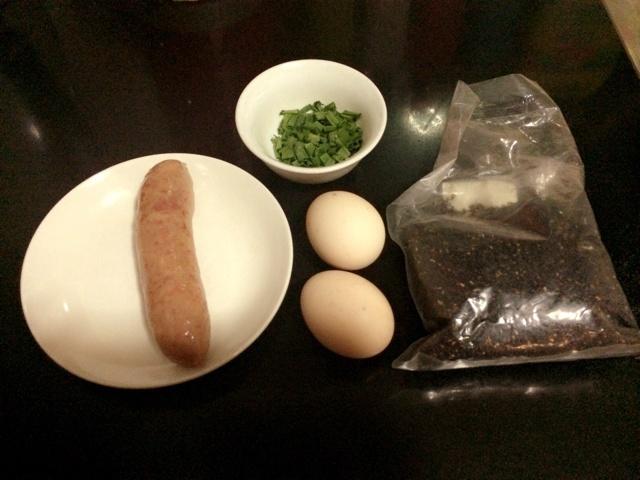 火腿沙拉黑芝麻蛋卷。的做法 步骤1