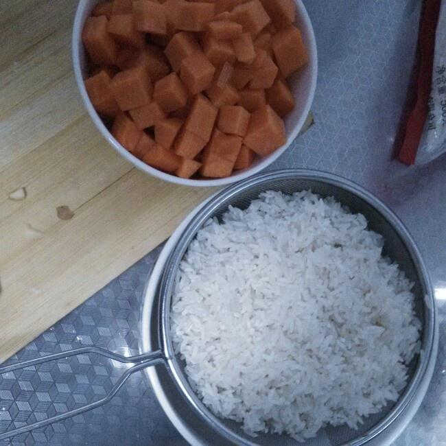 電飯鍋土豆胡蘿卜肉絲燜飯的做法 步骤1