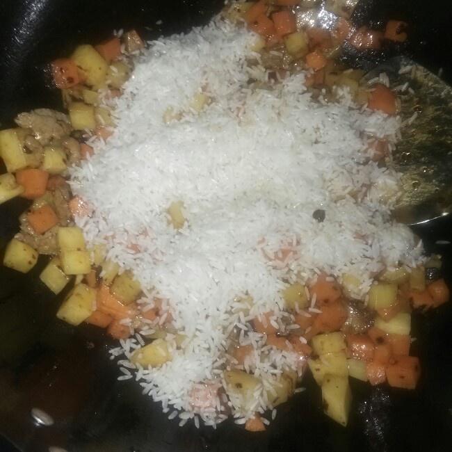 電飯鍋土豆胡蘿卜肉絲燜飯的做法 步骤3