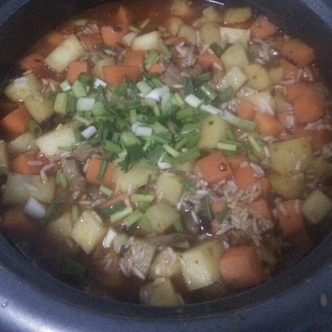 電飯鍋土豆胡蘿卜肉絲燜飯的做法 步骤4