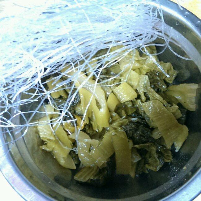 酸菜牛肉粉絲湯的做法 步骤3