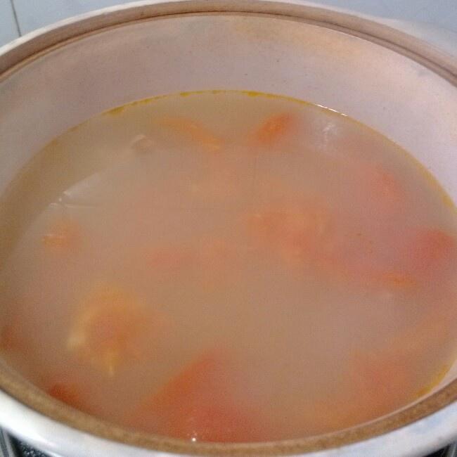 杜仲番茄牛肉湯的做法 步骤1