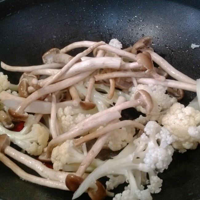 干鍋花菜茶樹菇的做法 步骤2