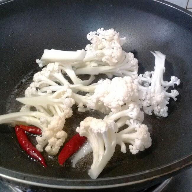 干鍋花菜茶樹菇的做法 步骤1
