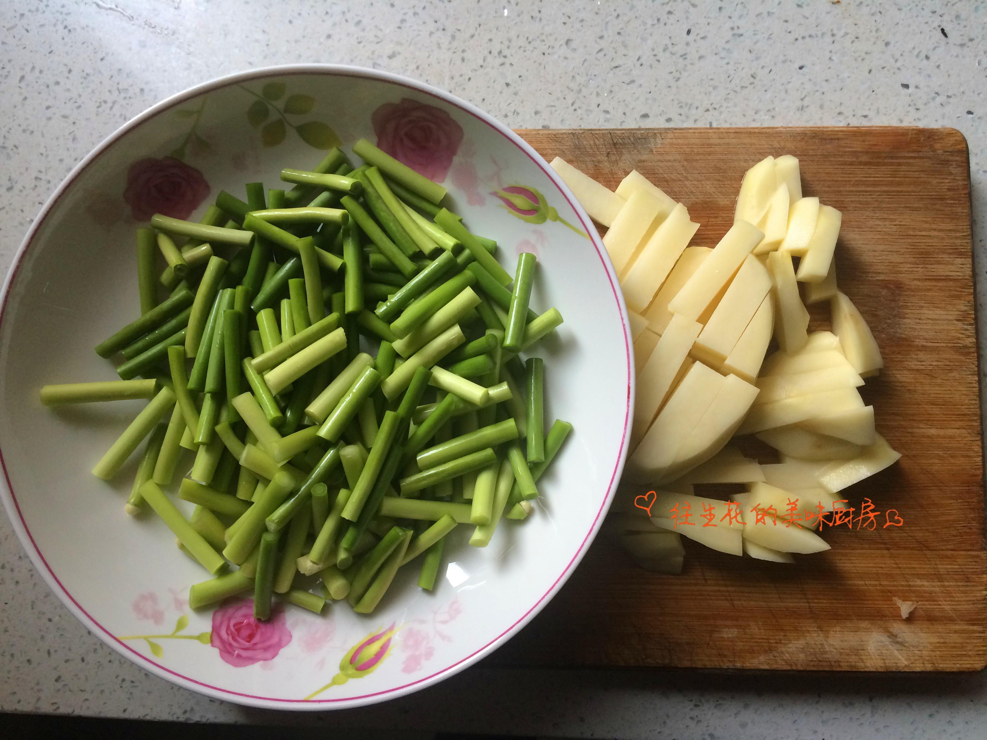 干炒蒜苔土豆條的做法 步骤1