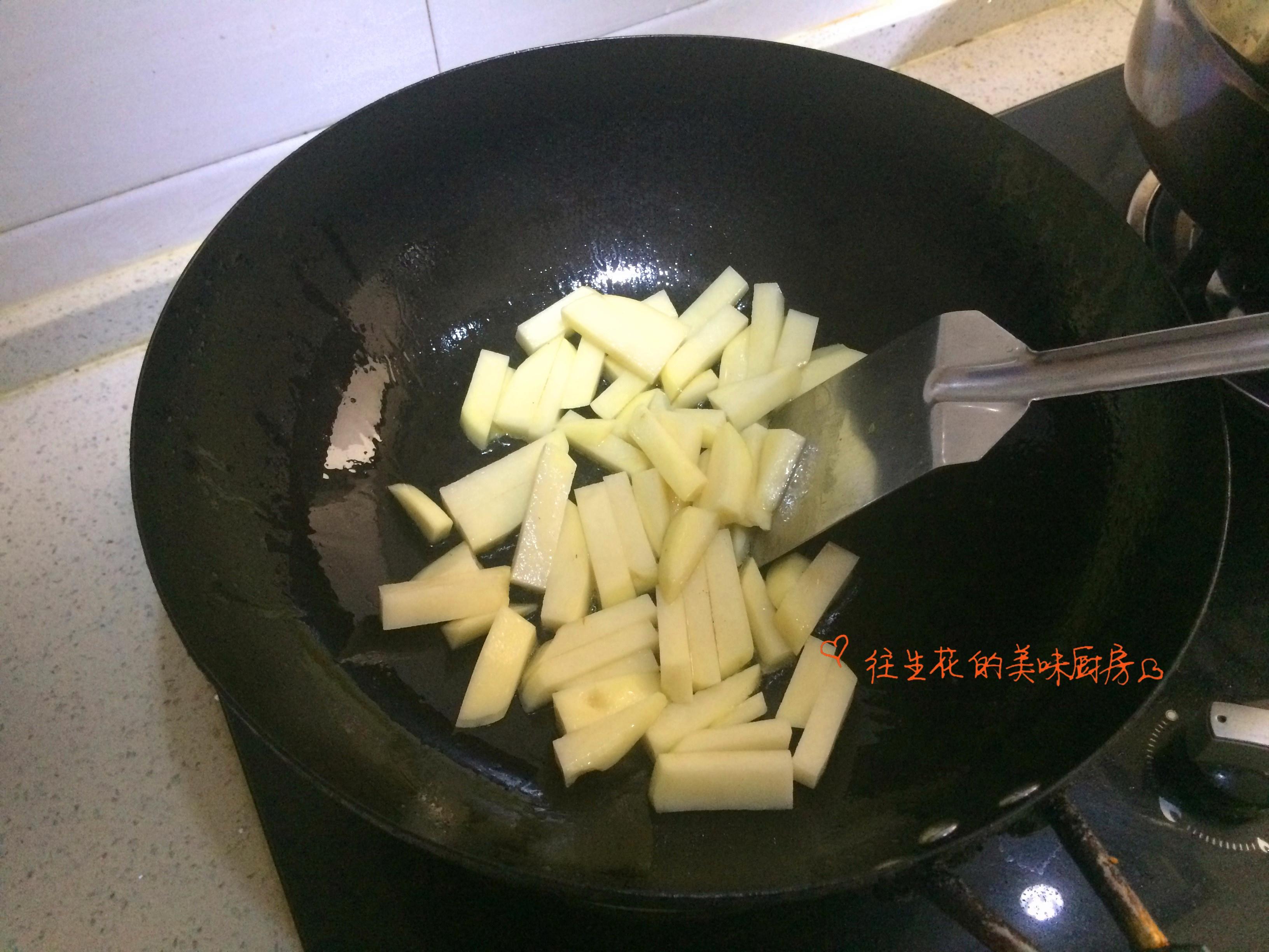干炒蒜苔土豆條的做法 步骤2