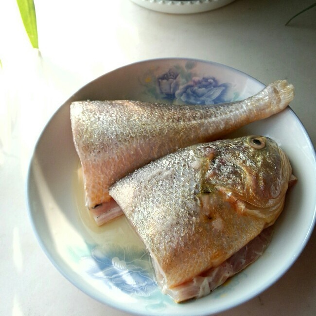 清蒸黃魚的做法 步骤1