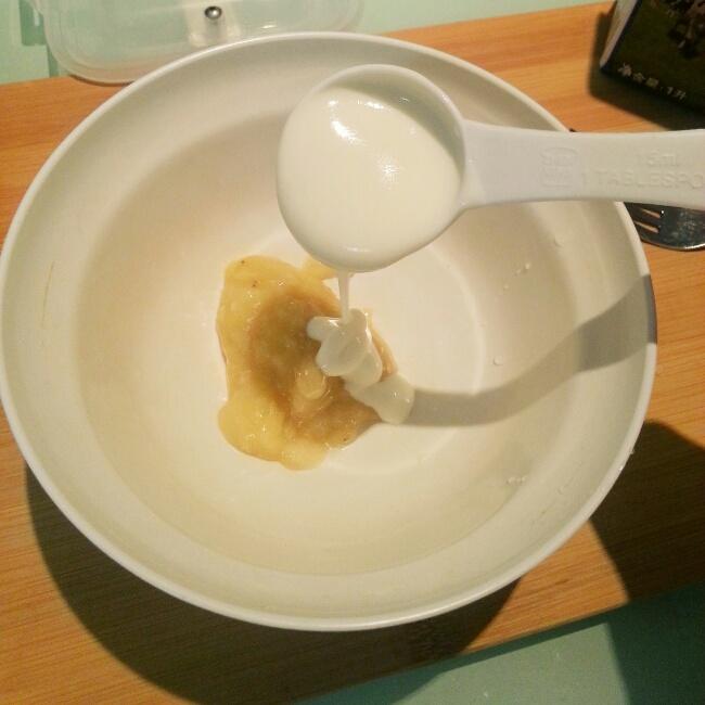 【山姆牛奶】香蕉酸奶蛋糕（無油快手早餐趁熱吃喔！）的做法 步骤1