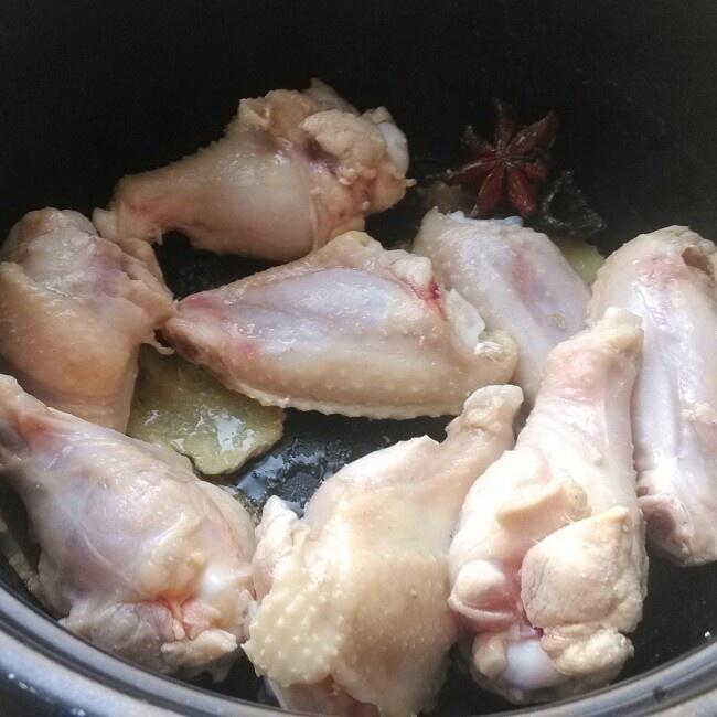 電飯鍋版鹵雞翅鵪鶉蛋的做法 步骤2