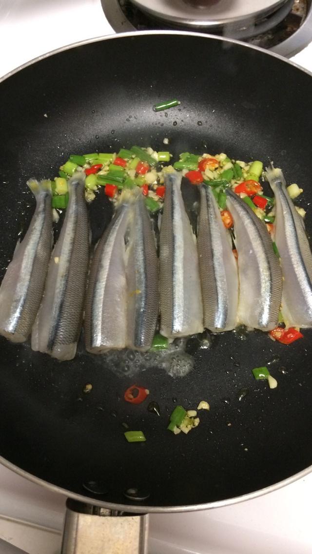 香煎銀魚的做法 步骤3