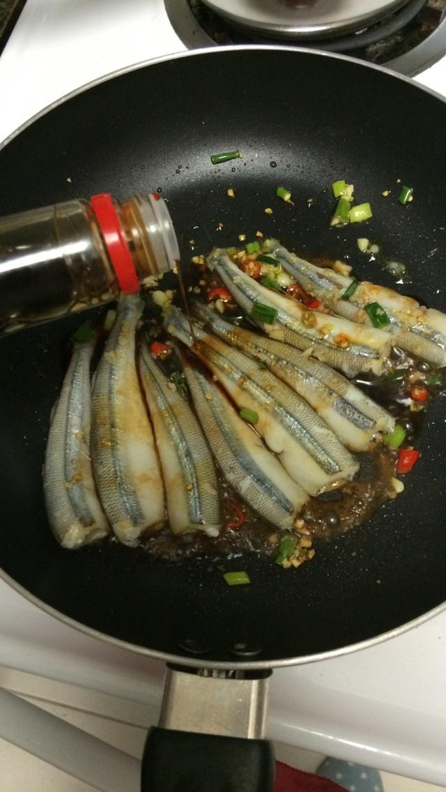 香煎銀魚的做法 步骤5