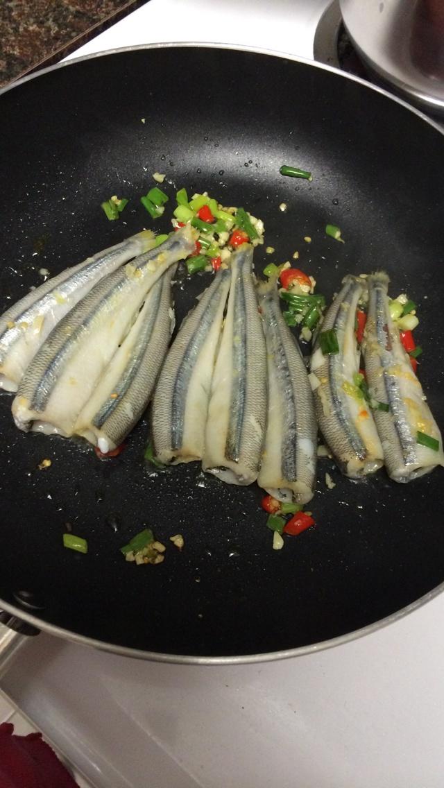 香煎銀魚的做法 步骤4
