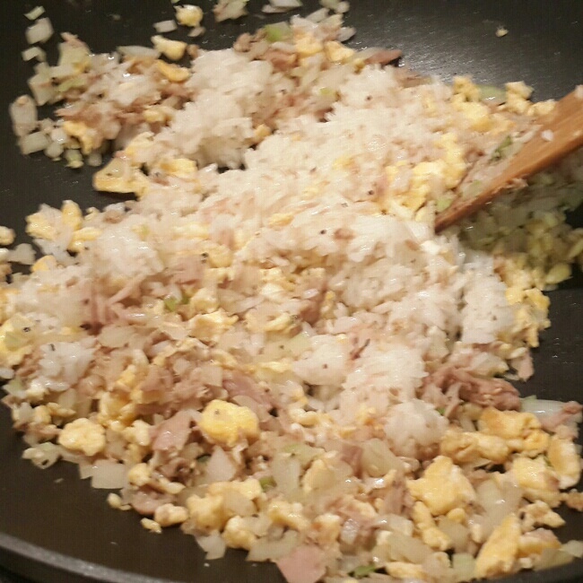 金槍魚洋蔥炒飯的做法 步骤1
