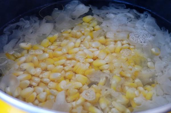 玉米銀耳雞蛋湯的做法 步骤3
