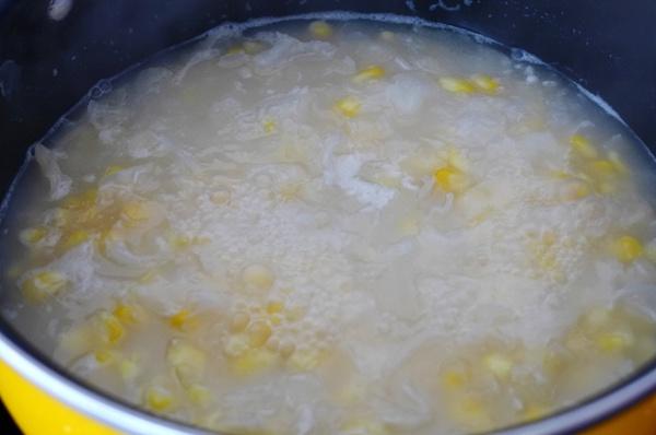 玉米銀耳雞蛋湯的做法 步骤4