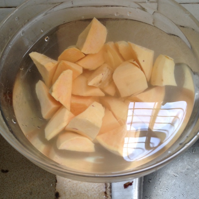 紅薯雪梨甜湯的做法 步骤2