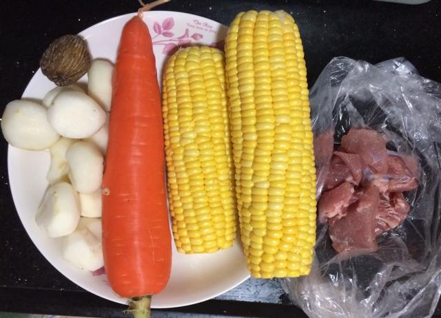 廣東煲湯-馬蹄胡蘿卜瘦肉湯的做法 步骤1