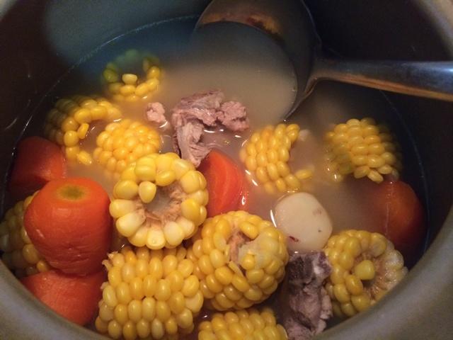 廣東煲湯-馬蹄胡蘿卜瘦肉湯的做法 步骤2