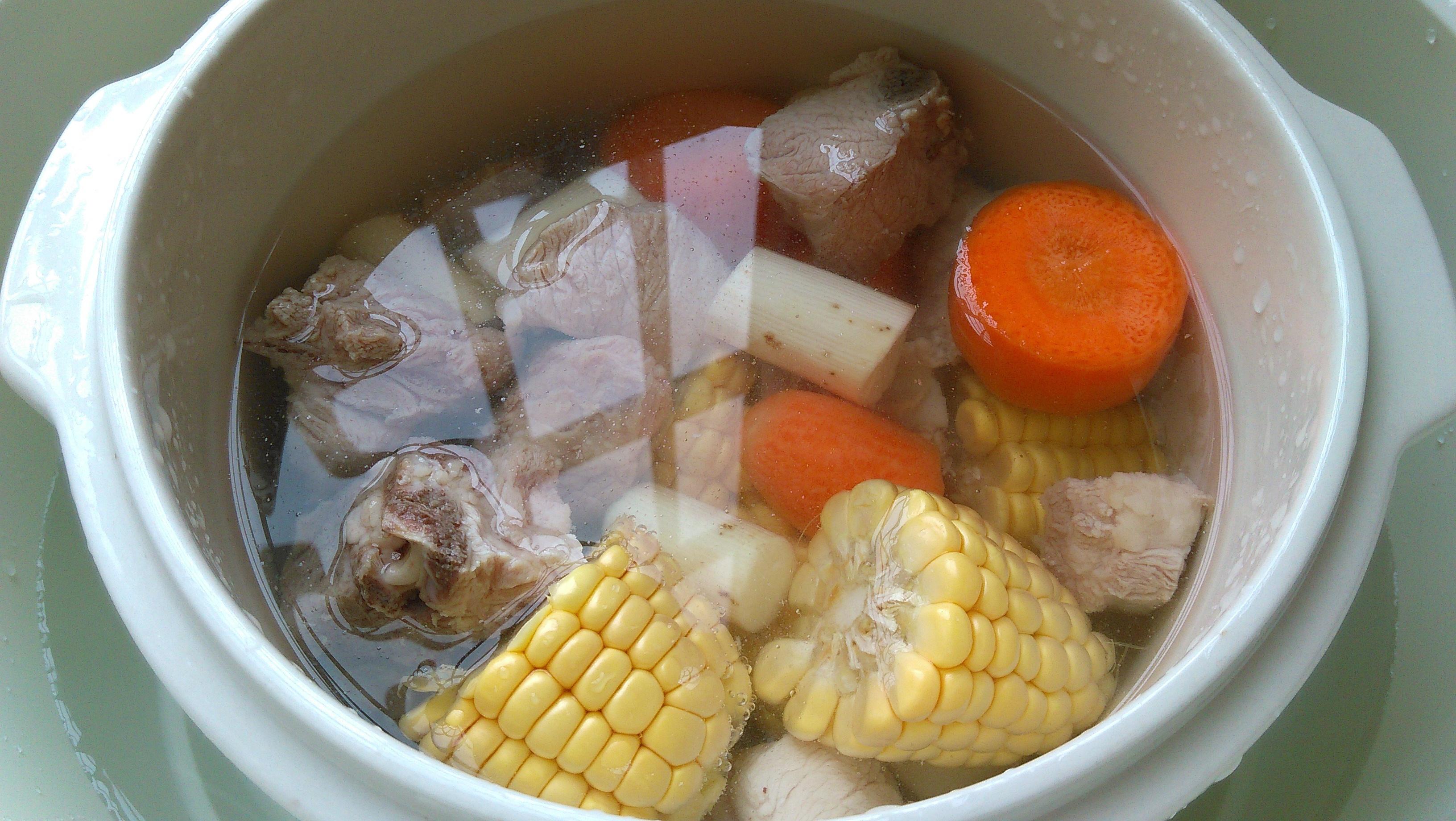 胡蘿卜玉米山藥排骨湯的做法 步骤1