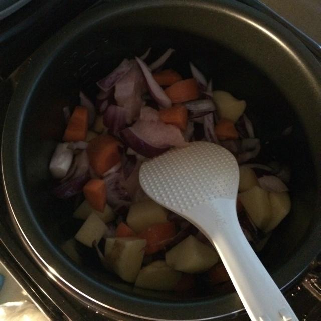 電飯鍋版咖喱土豆雞肉飯的做法 步骤3