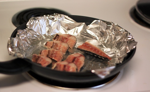 簡易版平底鍋鹽烤青花魚的做法 步骤3