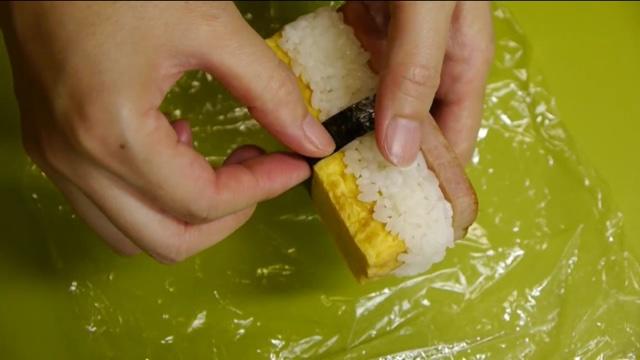 Spam Sushi Masubi 午餐肉甜蛋壽司 by やゲ、 妄想ヲюфク!的做法 步骤12