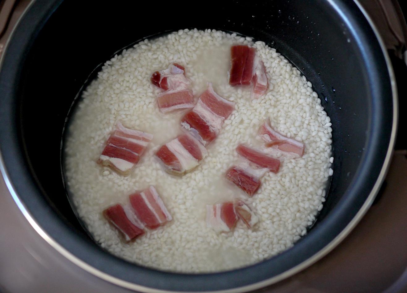 咸鮮黑豬肉蠶豆燜飯的做法 步骤4