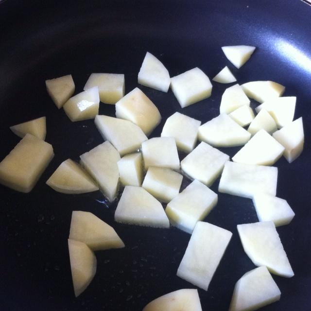 香腸蘆筍根炒土豆（冰箱掃尾菜）的做法 步骤3