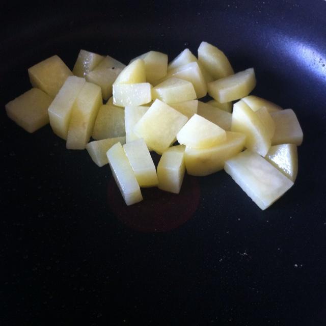 香腸蘆筍根炒土豆（冰箱掃尾菜）的做法 步骤4