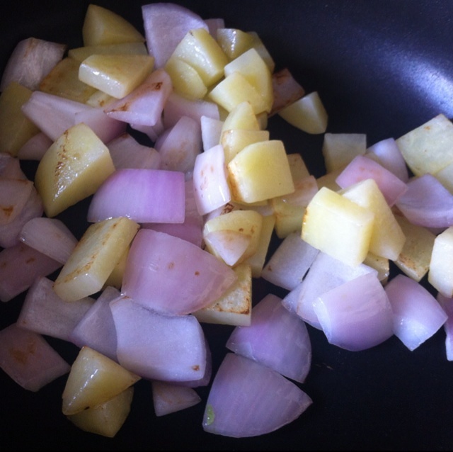 香腸蘆筍根炒土豆（冰箱掃尾菜）的做法 步骤5