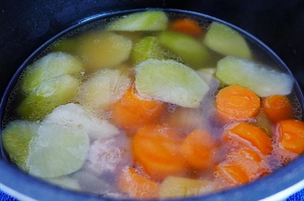 青蘿卜雪蓮果排骨湯的做法 步骤6