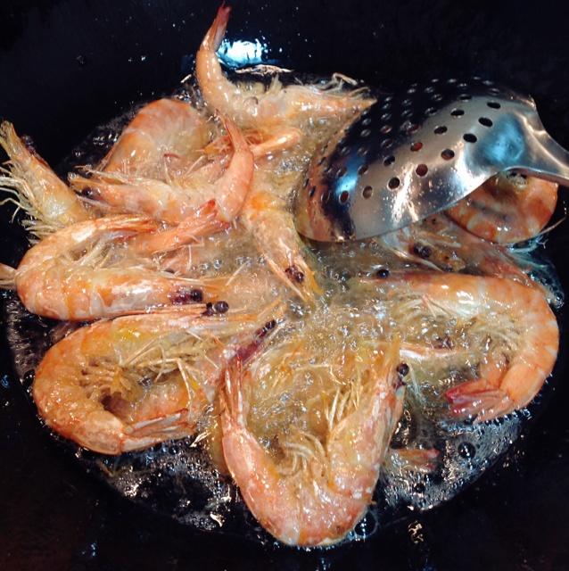 干鍋蝦蝦（最詳細的圖文解說）的做法 步骤4