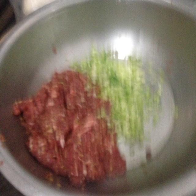 芹菜瘦肉餃子的做法 步骤1
